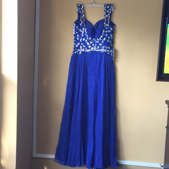 Dress - Picture 7 of 8